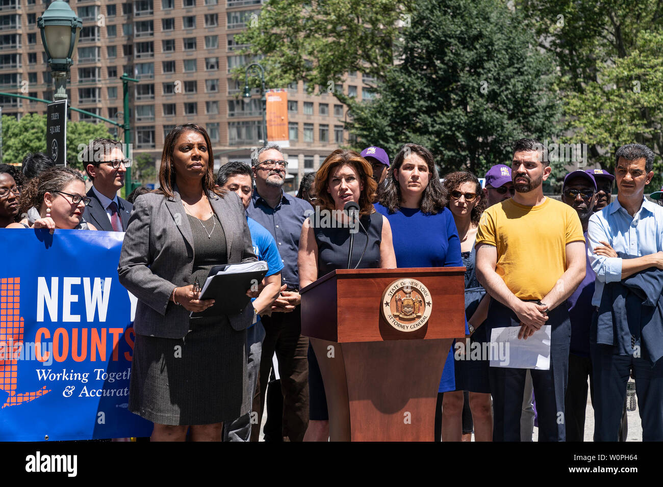 New York, Stati Uniti. Il 27 giugno, 2019. Censimento di NYC direttore Julie Menin parla alla conferenza stampa tenutasi a reagire sulla sentenza della Corte suprema di U.S. Censimento domanda di cittadinanza a Foley Square Credit: Lev Radin/Pacific Press/Alamy Live News Foto Stock