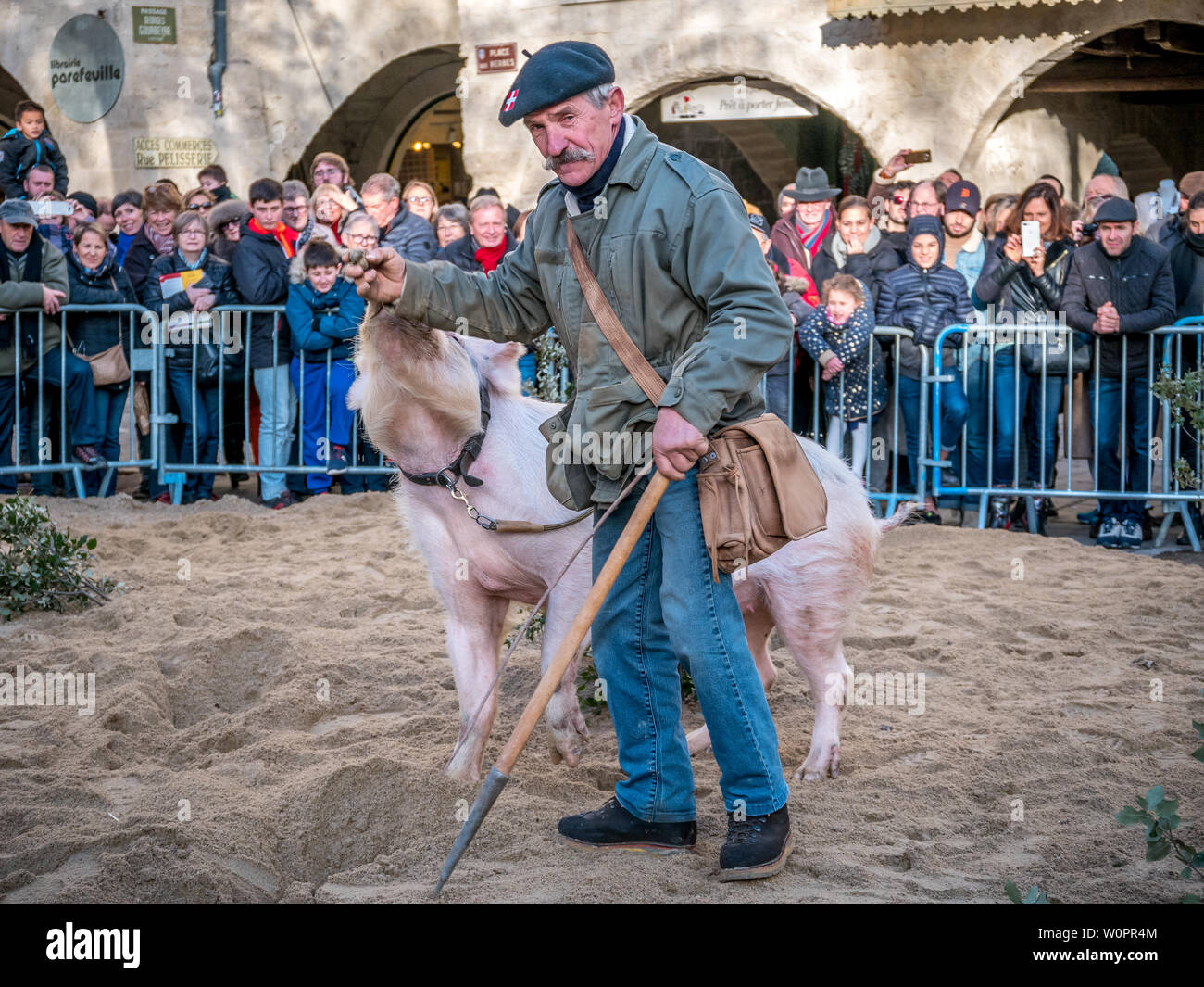 Uzes, Francia: 20 gennaio 2019: Il 2019 Uzes Sagra del tartufo, al Place aux Herbes dove persone celebrano, gusto, acquistare e conoscere il tartufo Foto Stock