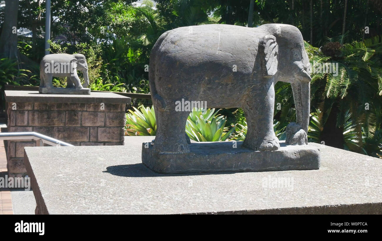 Gli elefanti di pietra presso il tempio nepalese sulla banca del sud di Brisbane Foto Stock