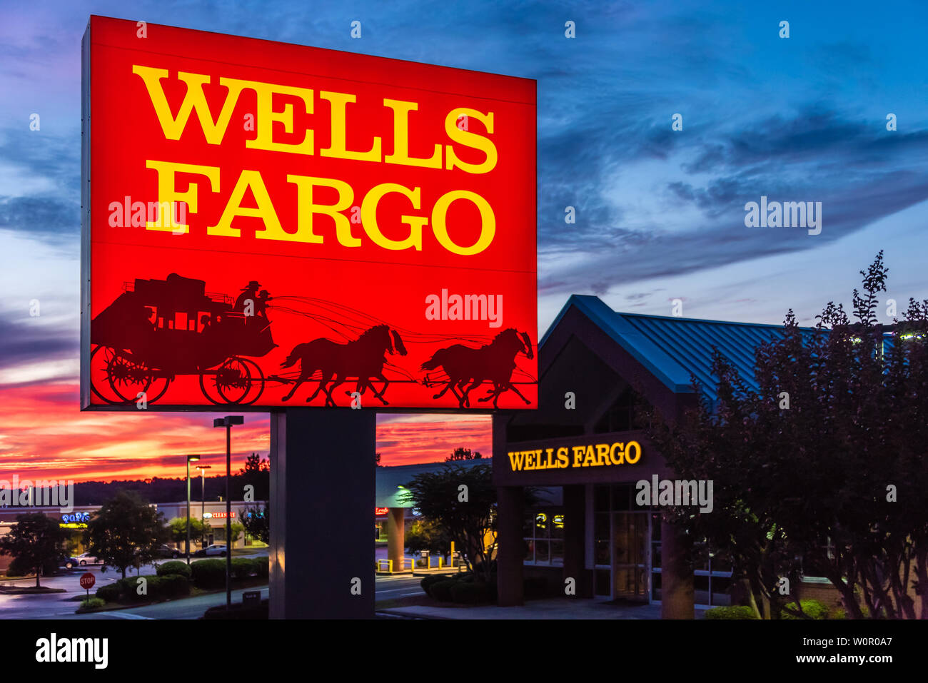 La filiale locale di Wells Fargo Bank in Lawrenceville, Georgia. (USA) Foto Stock