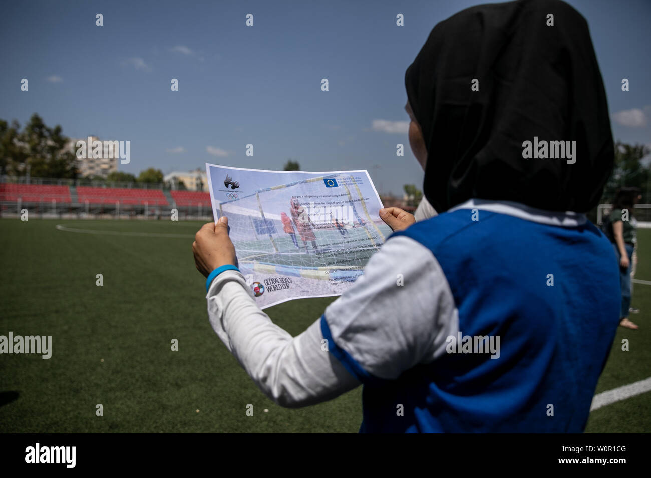 Atene. Il 26 giugno, 2019. Foto scattata a giugno 26, 2019 mostra un giocatore di Hestia FC la lettura di un opuscolo in Atene un campo sportivo. Hestia FC, Grecia la prima squadra di calcio composta da donne migranti e rifugiati, ha vinto una coppa europea, solo tre mesi dopo la sua formazione. Hestia FC hanno partecipato insieme ad altri 24 squadre europee gli obiettivi globali di Coppa del Mondo (GGWCup) e portato il trofeo torna a Copenaghen nel mese di maggio. Credito: Lefteris Partsalis/Xinhua/Alamy Live News Foto Stock Atene. Il 26 giugno, 2019. Foto scattata a giugno 26, 2019 mostra un giocatore di Hestia FC la lettura di un opuscolo in Atene un campo sportivo. Hestia FC, Grecia la prima squadra di calcio composta da donne migranti e rifugiati, ha vinto una coppa europea, solo tre mesi dopo la sua formazione. Hestia FC hanno partecipato insieme ad altri 24 squadre europee gli obiettivi globali di Coppa del Mondo (GGWCup) e portato il trofeo torna a Copenaghen nel mese di maggio. Credito: Lefteris Partsalis/Xinhua/Alamy Live News Foto Stock