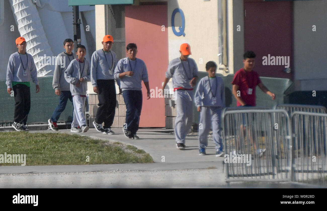 HOMESTEAD, FLORIDA - 27 giugno: atmosfera di impianto tenendo i bambini migranti di fronte a un centro di detenzione. Il controverso a profitto del centro di detenzione detiene circa 2.300 bambini di età compresa fra 13 e 17, che sono stati collocati a cura del Dipartimento della sanità e dei servizi umani dopo essere stati detenuti alla frontiera il 27 giugno 2019.Il 26 giugno 2019 a Homestead, Florida Persone: atmosfera Foto Stock