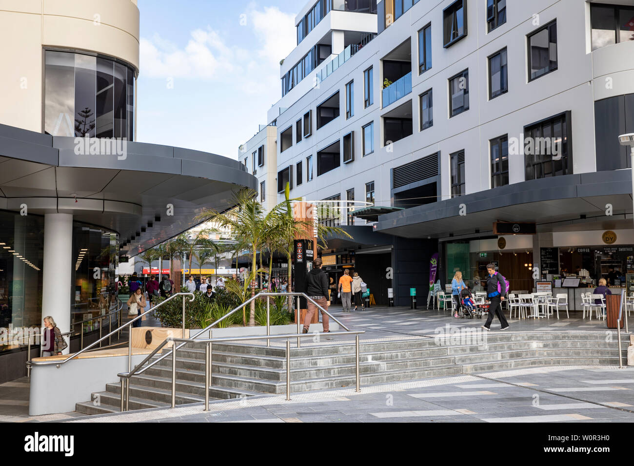 Il Meriton Dee perché la rigenerazione urbana di sviluppo con un nuovo edificio di appartamenti alto vivere e retail precinct, nord di Sydney, Australia Foto Stock