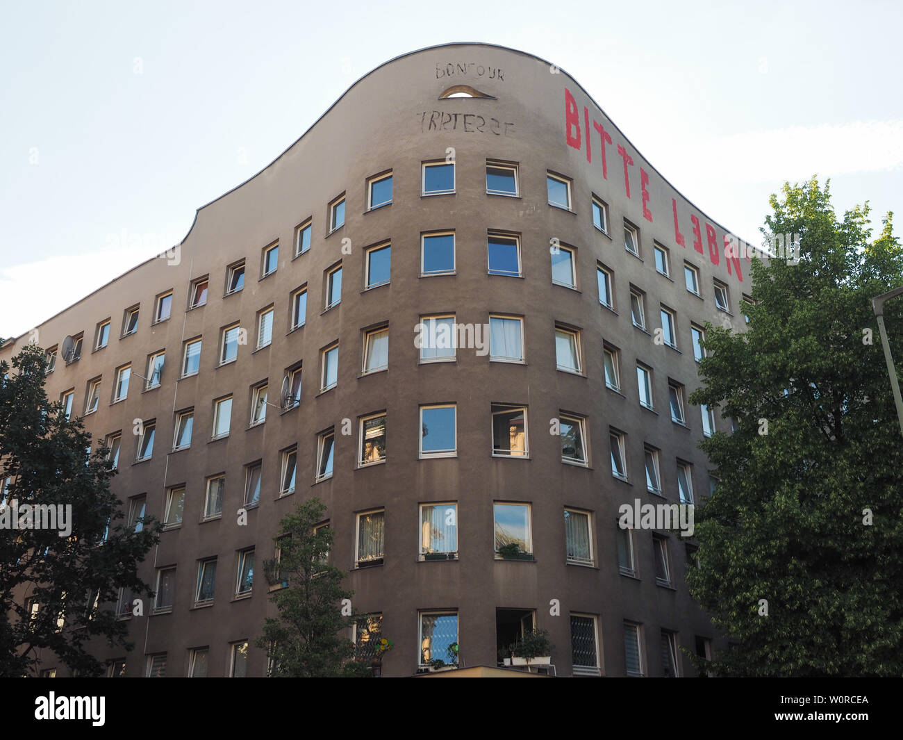 Berlino, Germania - circa giugno 2019: Bonjour Tristesse (significato Buongiorno Tristezza) casa da architetto Alvaro Siza. Bitte lebn significa si prega di vivere Foto Stock