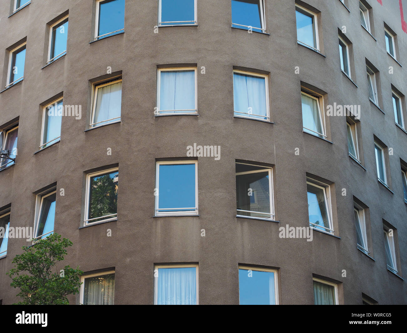 Berlino, Germania - circa giugno 2019: Bonjour Tristesse (significato Buongiorno Tristezza) casa da architetto Alvaro Siza. Bitte lebn significa si prega di vivere Foto Stock