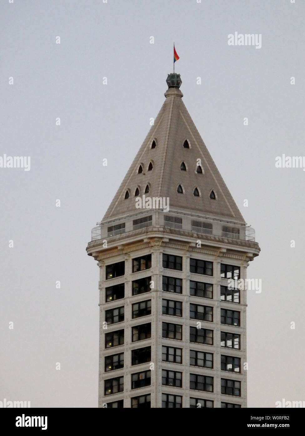 Seattle-- Giugno 25, 2016: Superiore della Smith Tower Building e piattaforma di osservazione durante il giorno, 38 piani 149 m alto edificio è stato completato nel 1914, in Foto Stock