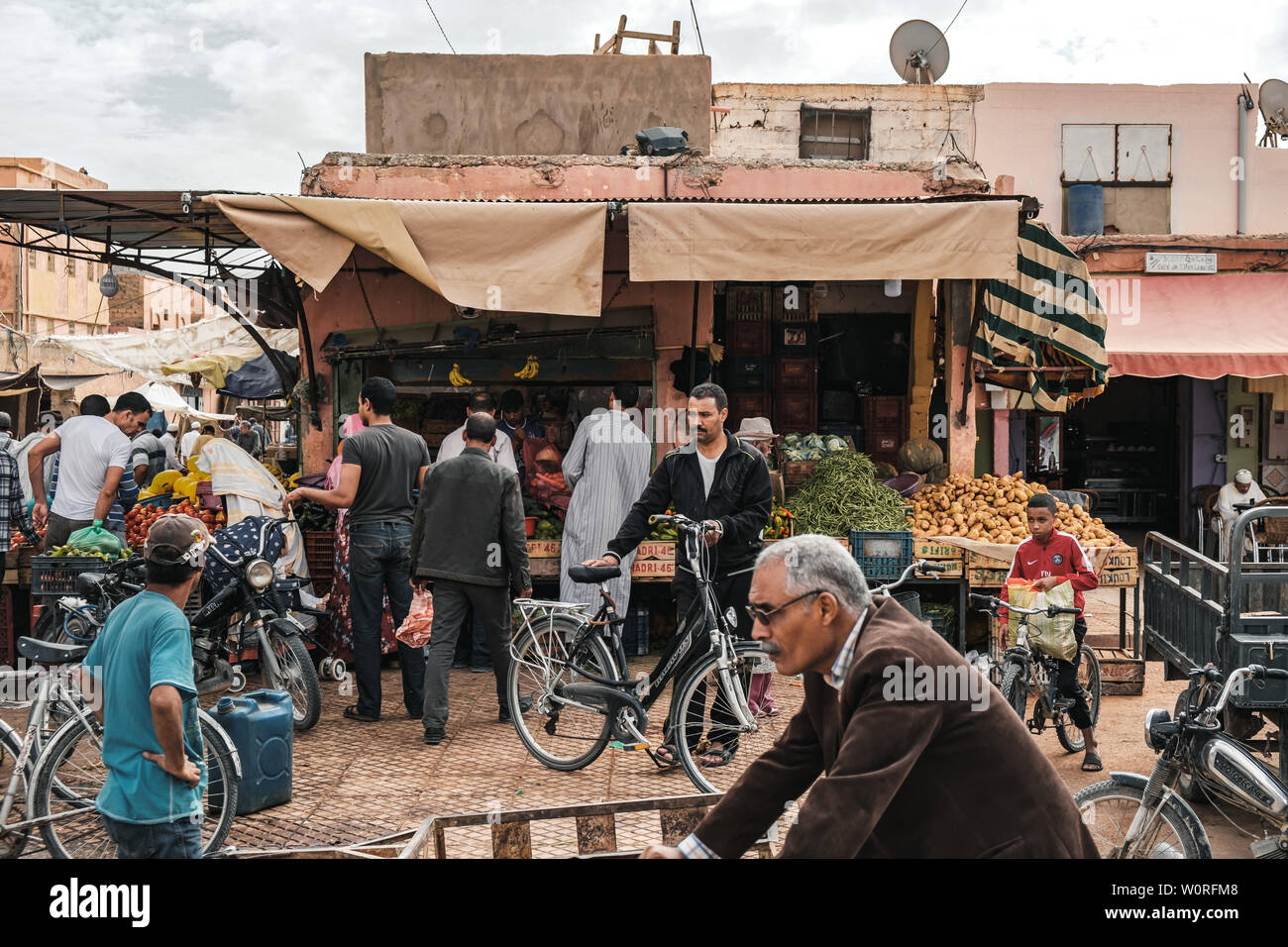 Un vivace bazar nel deserto. Foto Stock