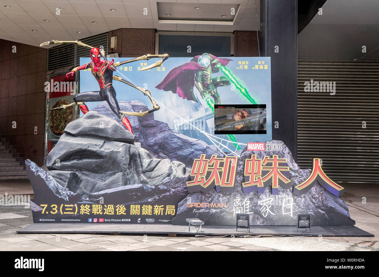 Taipei, Taiwan - 27 Giugno 2019: Pubblicità decorazione per il film 'Uomo Ragno: lontano da casa e la visualizza all'aperto per promuovere il film. Foto Stock