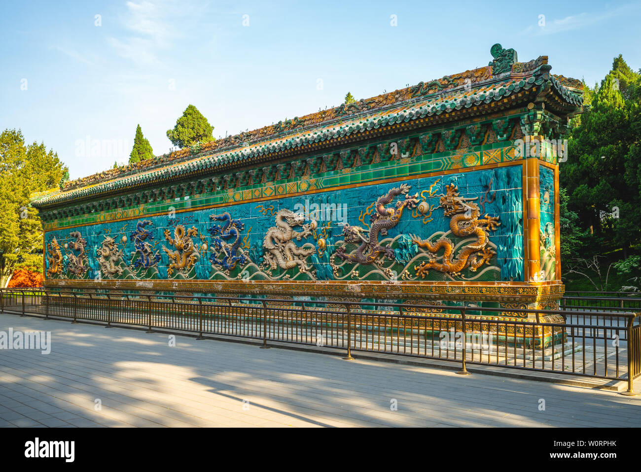 Parete Nine-Dragon al Parco Beihai, Pechino, Cina Foto Stock