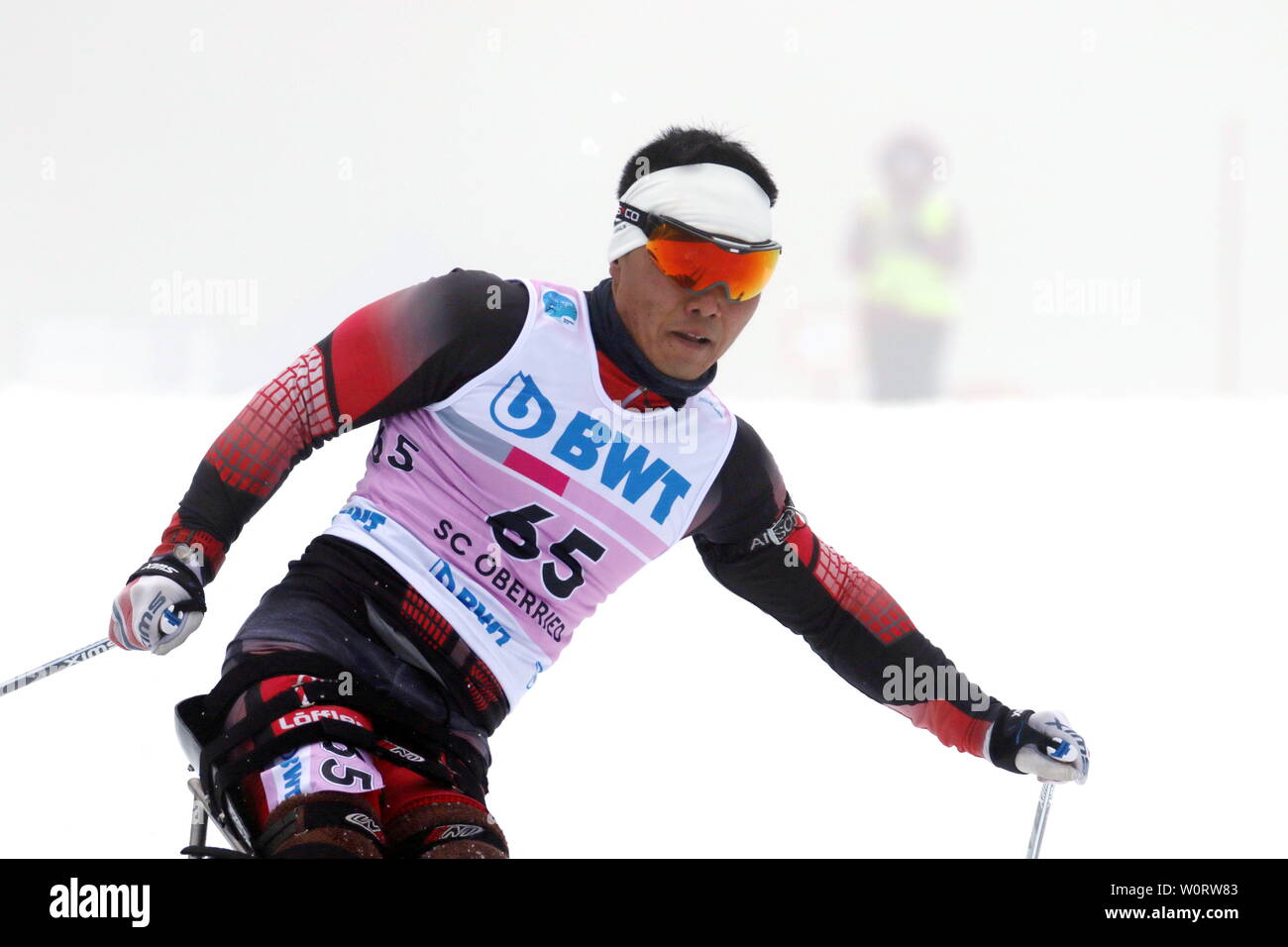 Extreme Kurvenlage: Der Koeraner Eui Hyun peccato in der Abfahrt beim Para Weltcup Oberried 2018- Mittelstrecke Biathlon Foto Stock