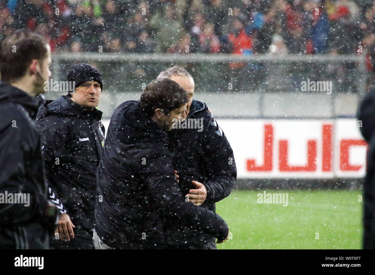 Schlussjubel / Schlußjubel / Emozioni / Freude / , Sportlicher Leiter / Vorstand Sport Jochen Saier (Freiburg) herzt Trainer Streich cristiana (Freiburg), nach Schlußpfiff dem, 1. BL: 17-18 -23. Spieltag - Freiburg vs. Bremen Foto Stock