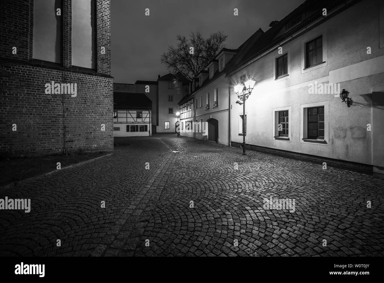 SENFTENBERG, Germania - Febbraio 08, 2018: notte stradine della città vecchia. La città antica di Senftenberg. Stato federale di Brandeburgo. Menzionato per la prima volta nelle cronache nel 1276. In bianco e nero. Foto Stock