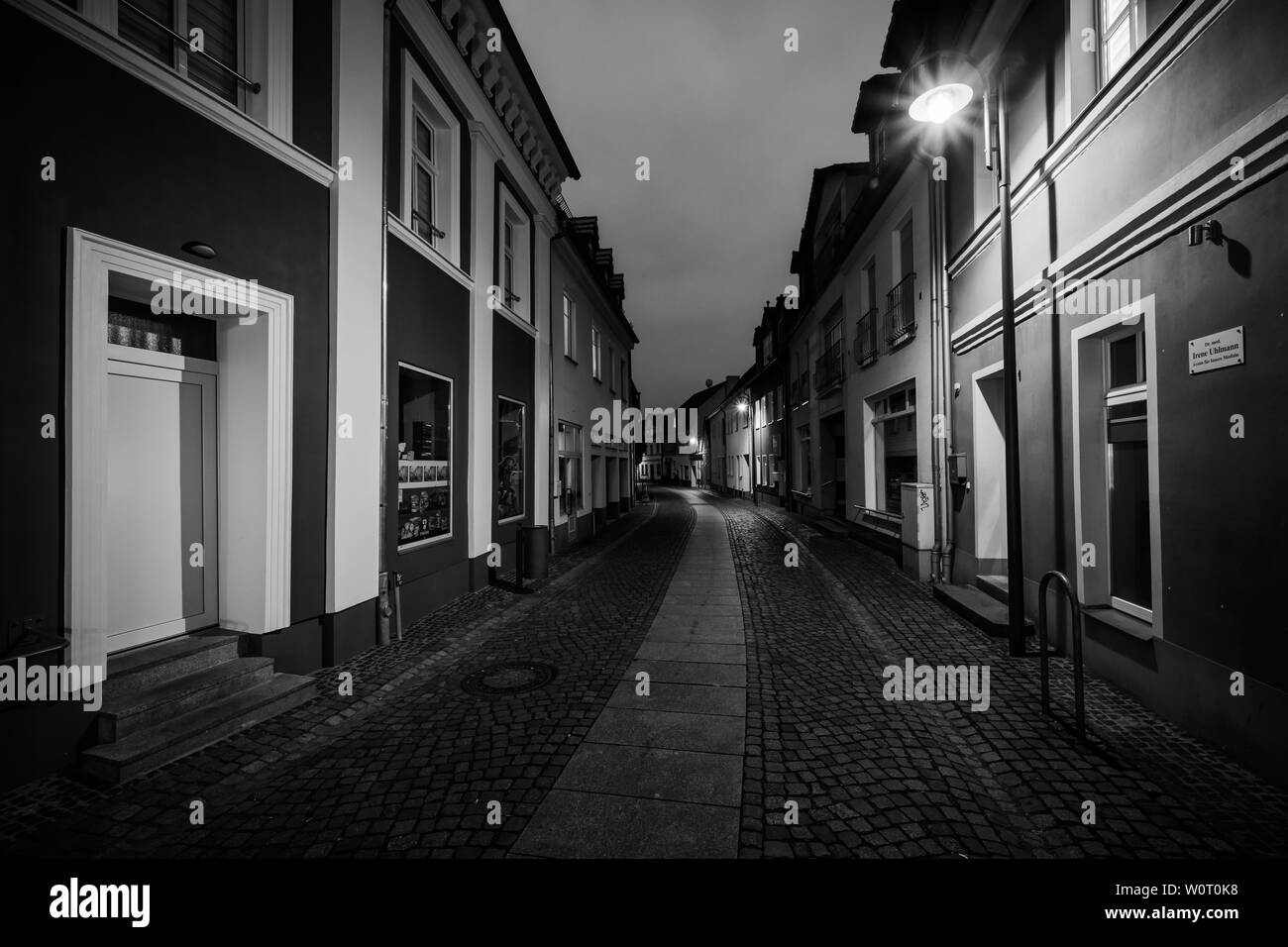 SENFTENBERG, Germania - Febbraio 08, 2018: notte stradine della città vecchia. La città antica di Senftenberg. Stato federale di Brandeburgo. Menzionato per la prima volta nelle cronache nel 1276. In bianco e nero. Foto Stock