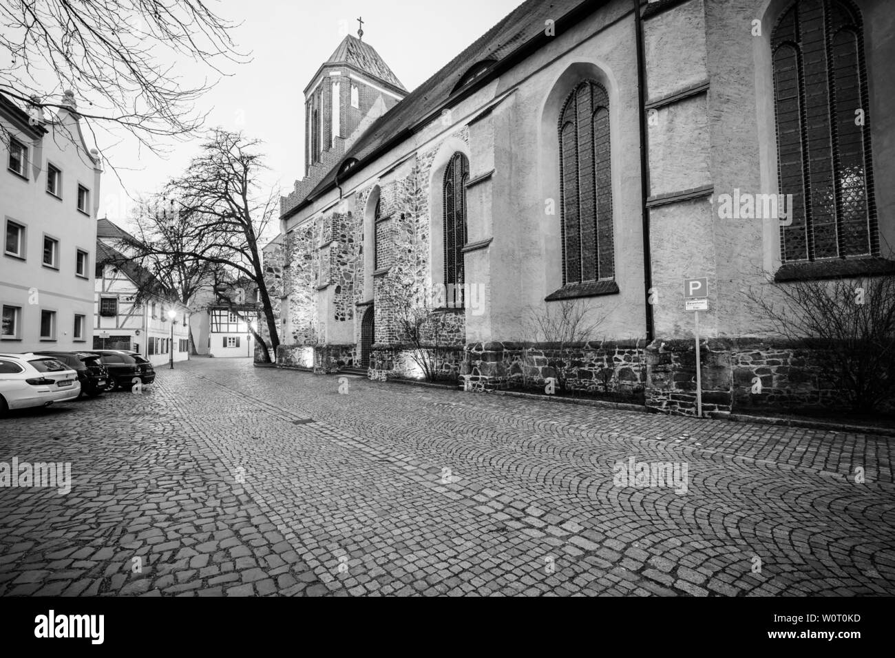 SENFTENBERG, Germania - Febbraio 08, 2018: sera le strade della città vecchia. La città antica di Senftenberg. Stato federale di Brandeburgo. Menzionato per la prima volta nelle cronache nel 1276. In bianco e nero. Foto Stock