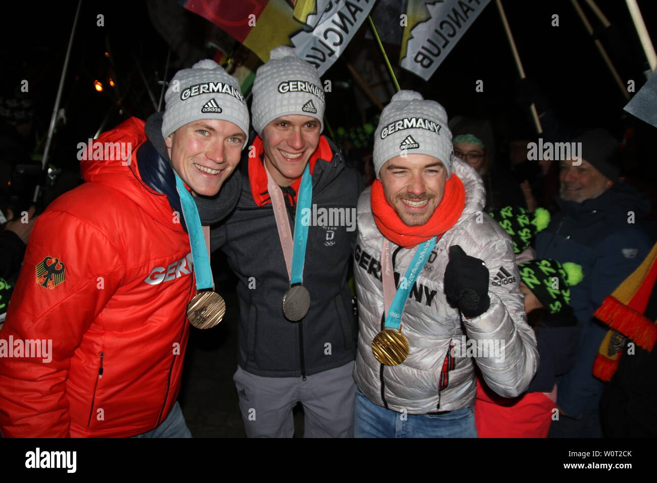 Drei Musketiere mit Medaillen: v.li. Benedikt Doll (SZ) Breitnau Stephan Leyhe (SC Willingen), Fabian Rießle (SZ Breitnau) haben sichtlich Spaß beim Empfang. Großer Bahnhof am Dienstagabend in Breitnau. Die Hochschwarzwaldgemeinde und die Skizunft Breitnau haben ihre Medaillengewinner bei den Olympischen Winterspielen in PyeongChang empfangen. In Südkorea hatten Biathlet Benedikt Doll in bronzo in der Verfolgung und im Staffelrennen über 4 x 7,5 chilometro gewonnen. Der Nordische Kombinierer Fabian Rießle holte Gold mit der Mannschaft im Gundersen-Teamwettkampf. Im Einzel von der Großschanze fügt Foto Stock