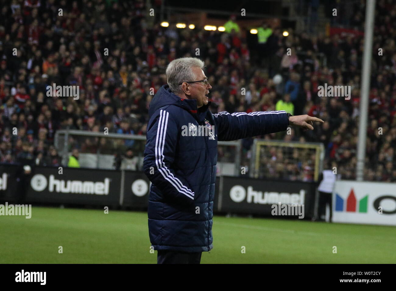 Jupp Heynckes (Bayern München), 1. BL: 17-18 - 25. Spieltag SC Friburgo - Bayern München Foto Stock