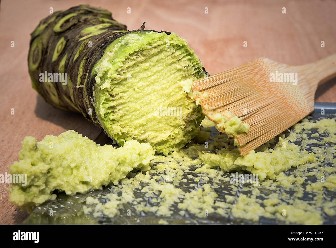 Grattugiato fresco wasabi radice con grattugia e spazzola Foto stock - Alamy