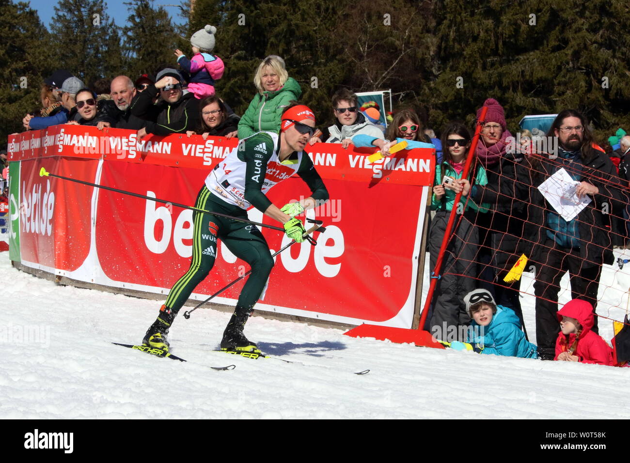 Auf Tuchfühlung mit der Weltelite: Die Fans und Fabian Rießle (SZ Breitnau) beim Weltcup Nordische Kombination Schwarzwaldpokal 2018 Foto Stock