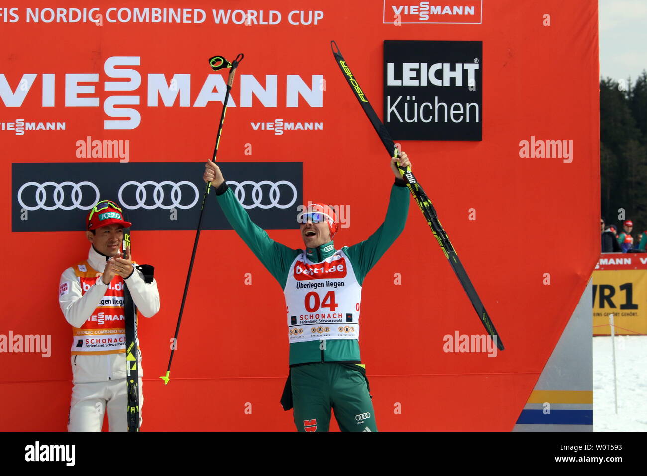 Fabian Riessle (SZ Breitnau) jubelt über Rang drei, Applaus von Akito Watabe (Giappone) beim Weltcup NK Gundersen Wettkampf Schonach 2018 Foto Stock