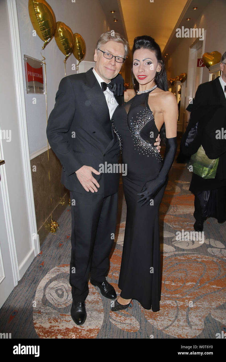 Thorsten Laussch mit Vanya Campos, Blauer Ball 2018 im Hotel Atlantic, Amburgo, 07.04.2018 Foto Stock