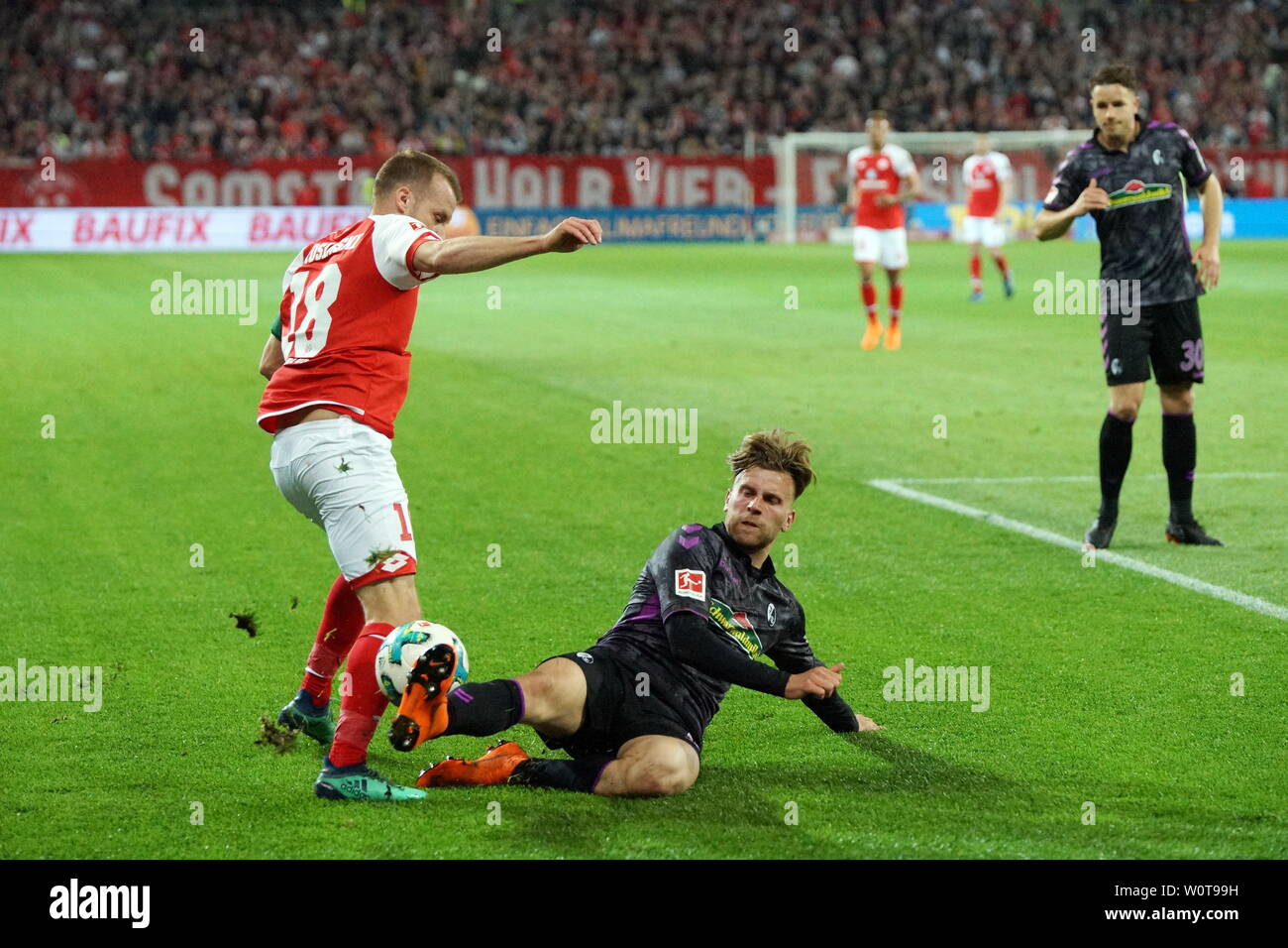 V. li. im Zweikampf Brosinski, Daniel (FSV Mainz 05) vs Lucas Höler (Freiburg), 1. BL: 17-18 -30. Spieltag - Mainz 05 vs SC Freiburg Foto Stock