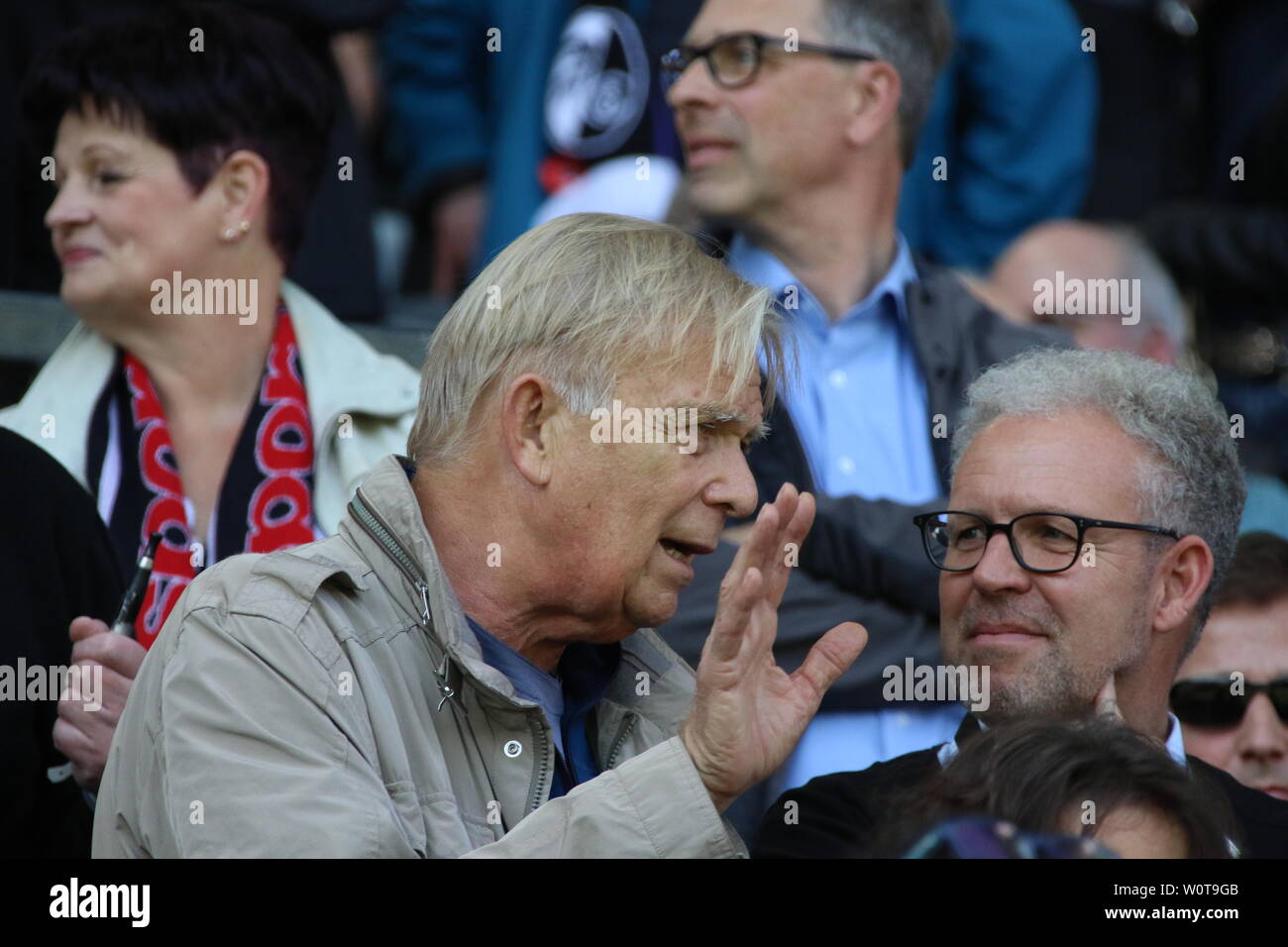 Ex-Trainer Volker Finke im Gespräch mit SCF-Marketingchef Annone Franke, 1. BL: 17-18 - 32. Spieltag - SC Freiburg vs. 1. FC Koeln Foto Stock