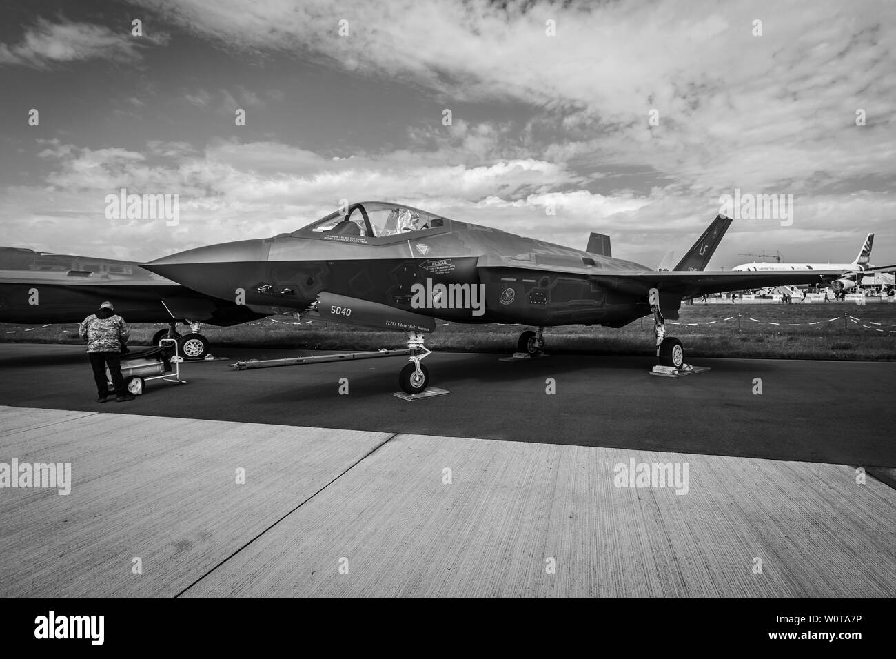 Berlino, Germania - 25 Aprile 2018: multirole Stealth Fighter Lockheed Martin F-35 Lightning II. US Air Force. In bianco e nero. Mostra ILA Berlin Air Show 2018 Foto Stock