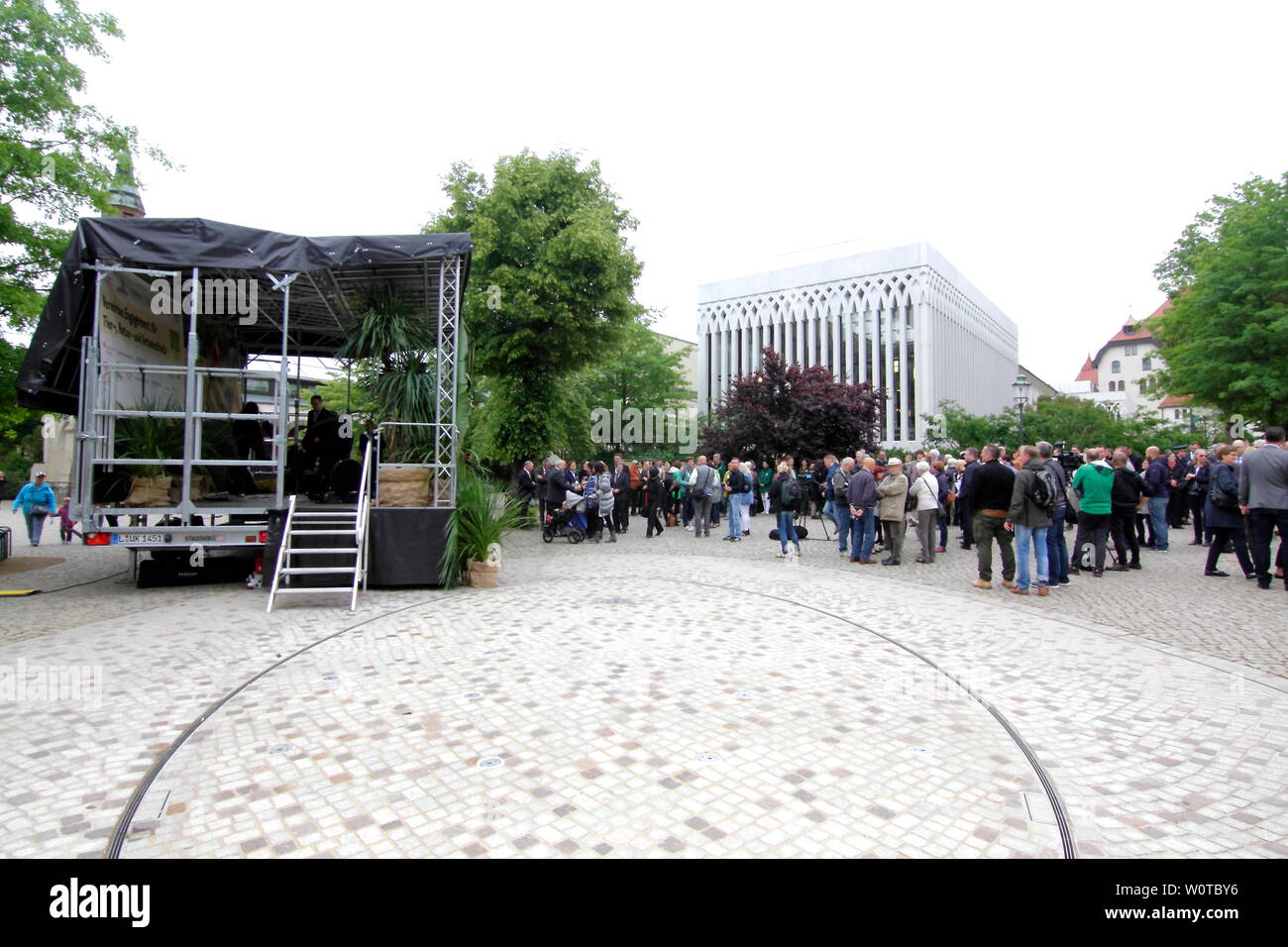 Mit einem Festakt im Rahmen sciabiche 140-jährigen Jubiläums hat der Zoo Leipzig am 17.Mai 2018 die Erlebniswelt Südamerika eröffnet. Zoodirektor prof. Junhold, Olivier pagana, Präsident des Verbandes der Zoologischen Gärten und die Leipziger Kulturbürgermeisterin und Aufsichtsratsvorsitzende Dr. Skadi Jennicke in Vertretung von Oberbürgermeister Burkhard Jung vollzogen die Eröffnung. Die Erlebniswelt Südamerika umfasst eine Fläche von 15.800 Quadratmetern und gliedert sich in die südamerikanischen Landschaften Pampa, Pantanal und Patagonien. Große Maras, Guanakos, Pekaris, Weißrüsselnasenbären, Foto Stock