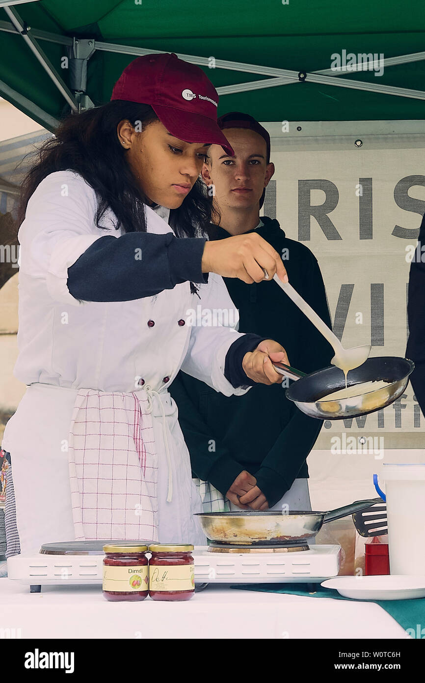 St. Pölten, Niederösterreich, Österreich, Wochenmarkt. Bild zeigt Schülerin der Tourismusschule Wifi beim Palatschinkenkochen. Foto Stock