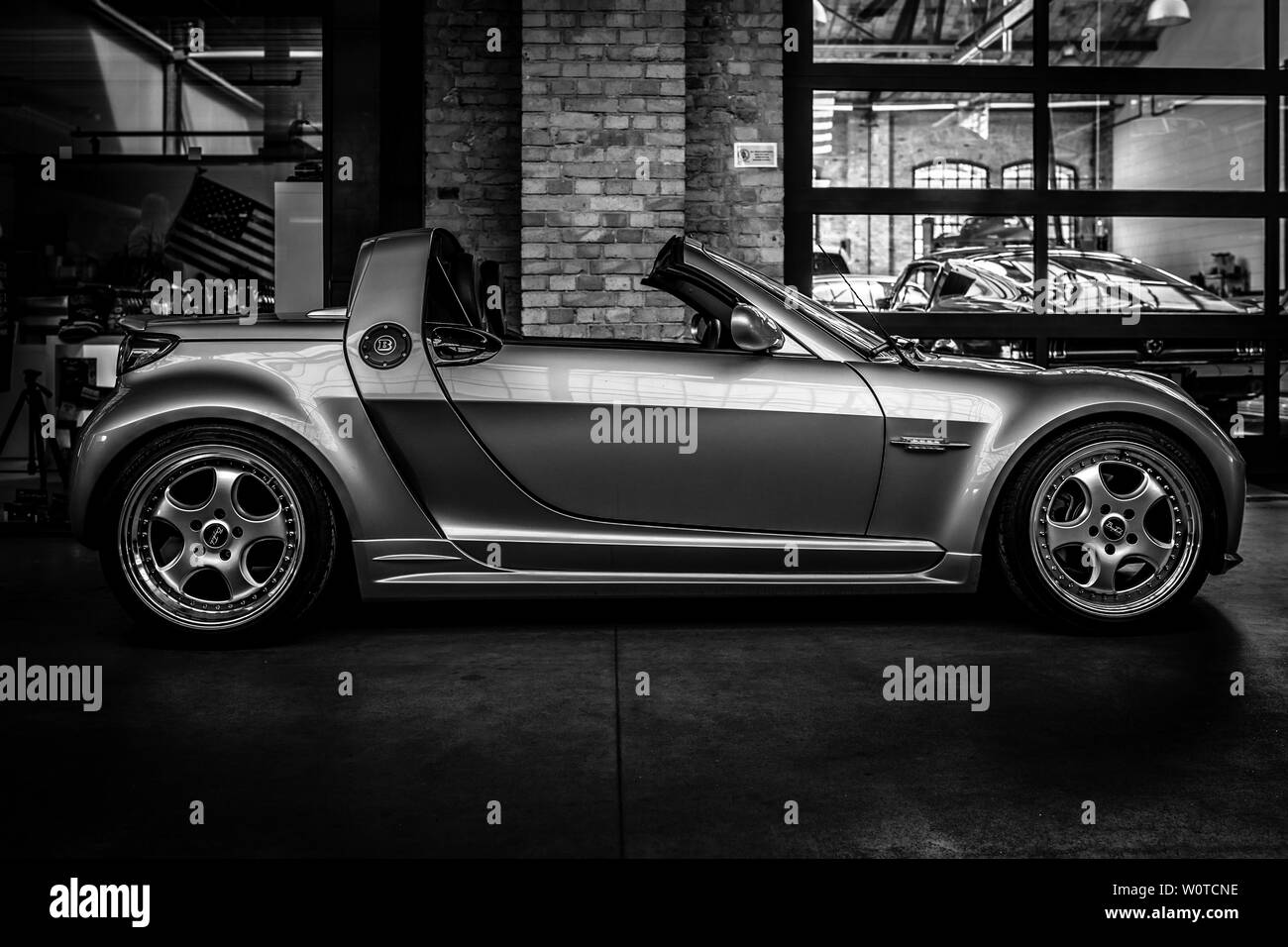 Berlino - Maggio 06, 2018: Sport Auto Smart Brabus Roadster, 2004. In bianco e nero. Mostra 31. Oldtimertage Berlin-Brandenburg (31 Berlin-Brandenburg Oldtimer giorno). Foto Stock