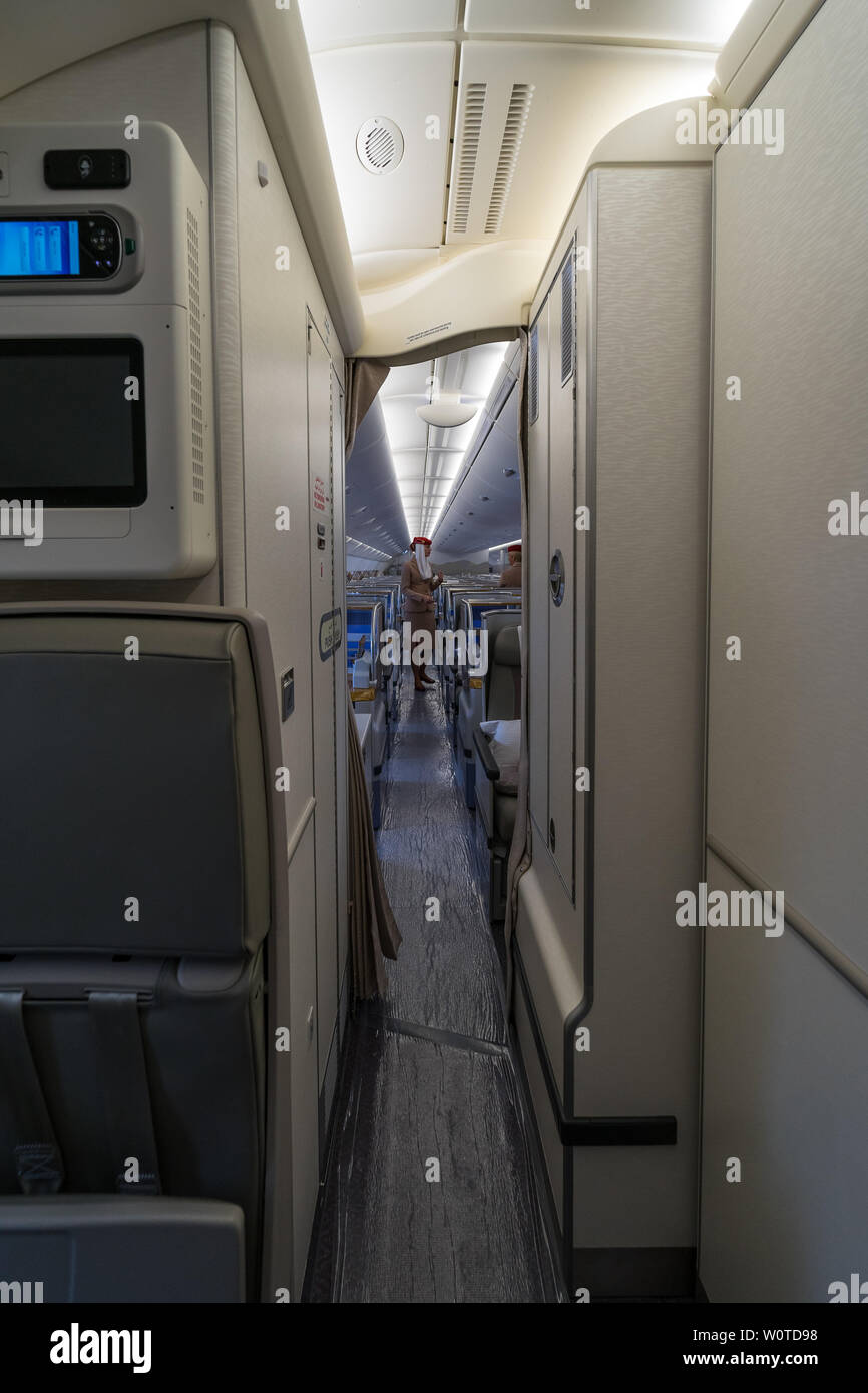 Berlino - Aprile 26, 2018: Interno del più grande del mondo di aeromobile Airbus A380. Emirates Airline. Mostra ILA Berlin Air Show 2018 Foto Stock