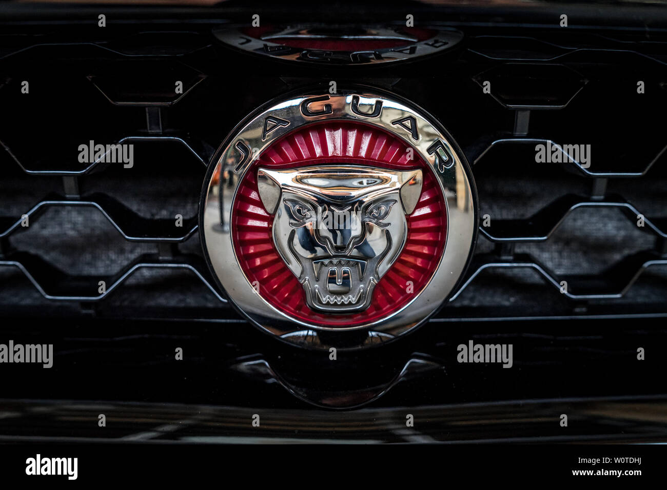 Berlino - Maggio 06, 2018: emblema della vettura sportiva Jaguar, close-up. Oldtimertage Berlin-Brandenburg (31 Berlin-Brandenburg Oldtimer giorno). Foto Stock