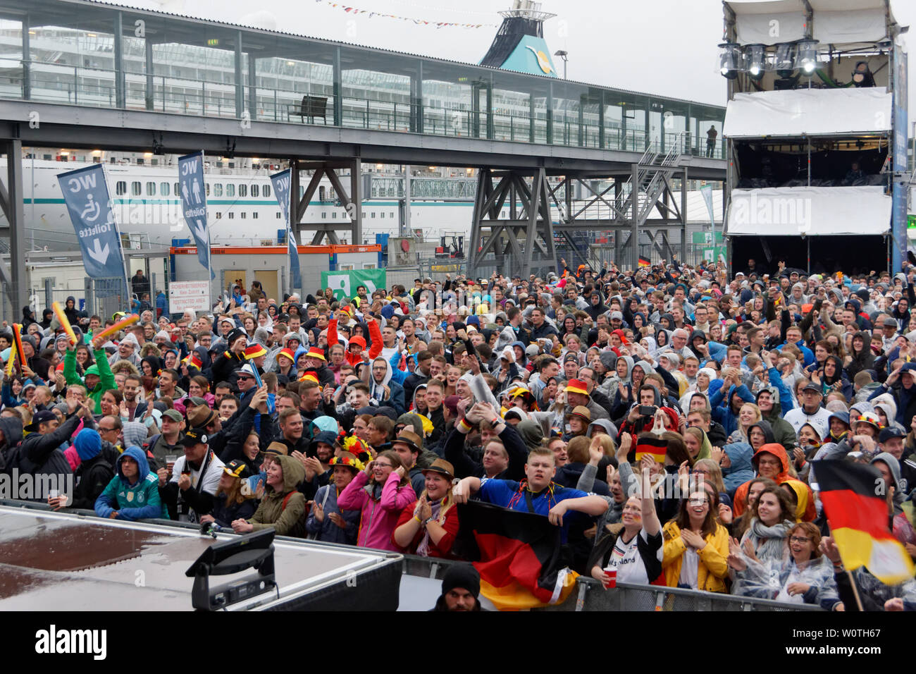 Kiel, Germania - 23 Giugno 2018: la visualizzazione pubblica del gioco del calcio Germania vs. Svezia nella parte anteriore del NDR fase durante la Kieler Woche 2018 Foto Stock