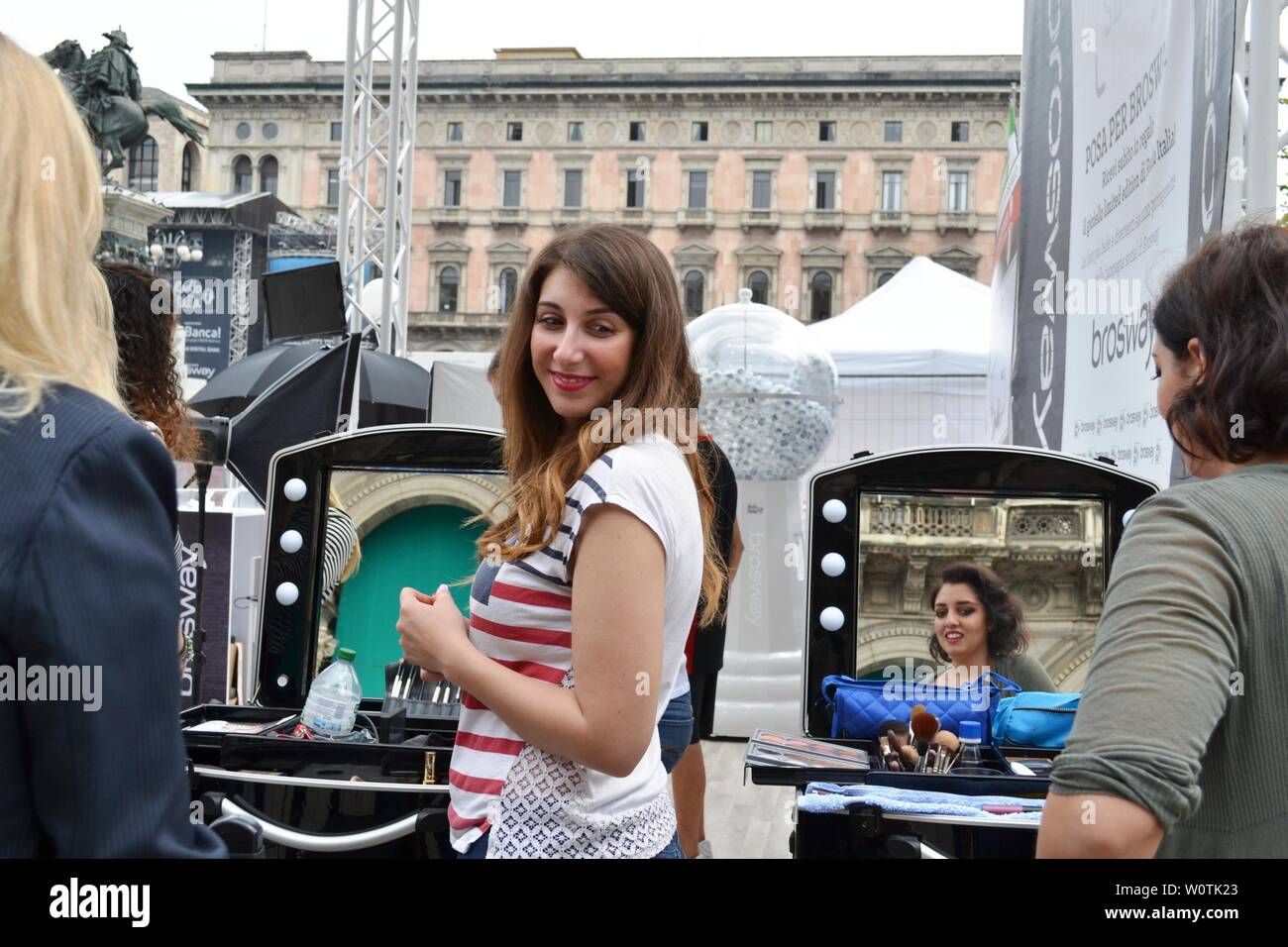 Milano, Italia - 9 Giugno 2016: estetiste ricevendo i clienti per esterni fun photo set 'Posa per Brosway' durante "Radio Italia live al concerto". Foto Stock