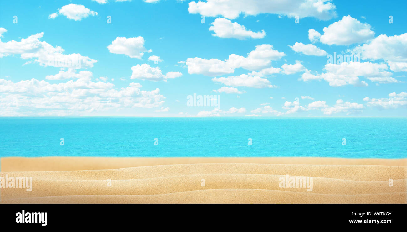 Vuoto spiaggia di sabbia, mare e cielo indizio di nuvole. Spazio copia uft promo text o logo. Foto Stock