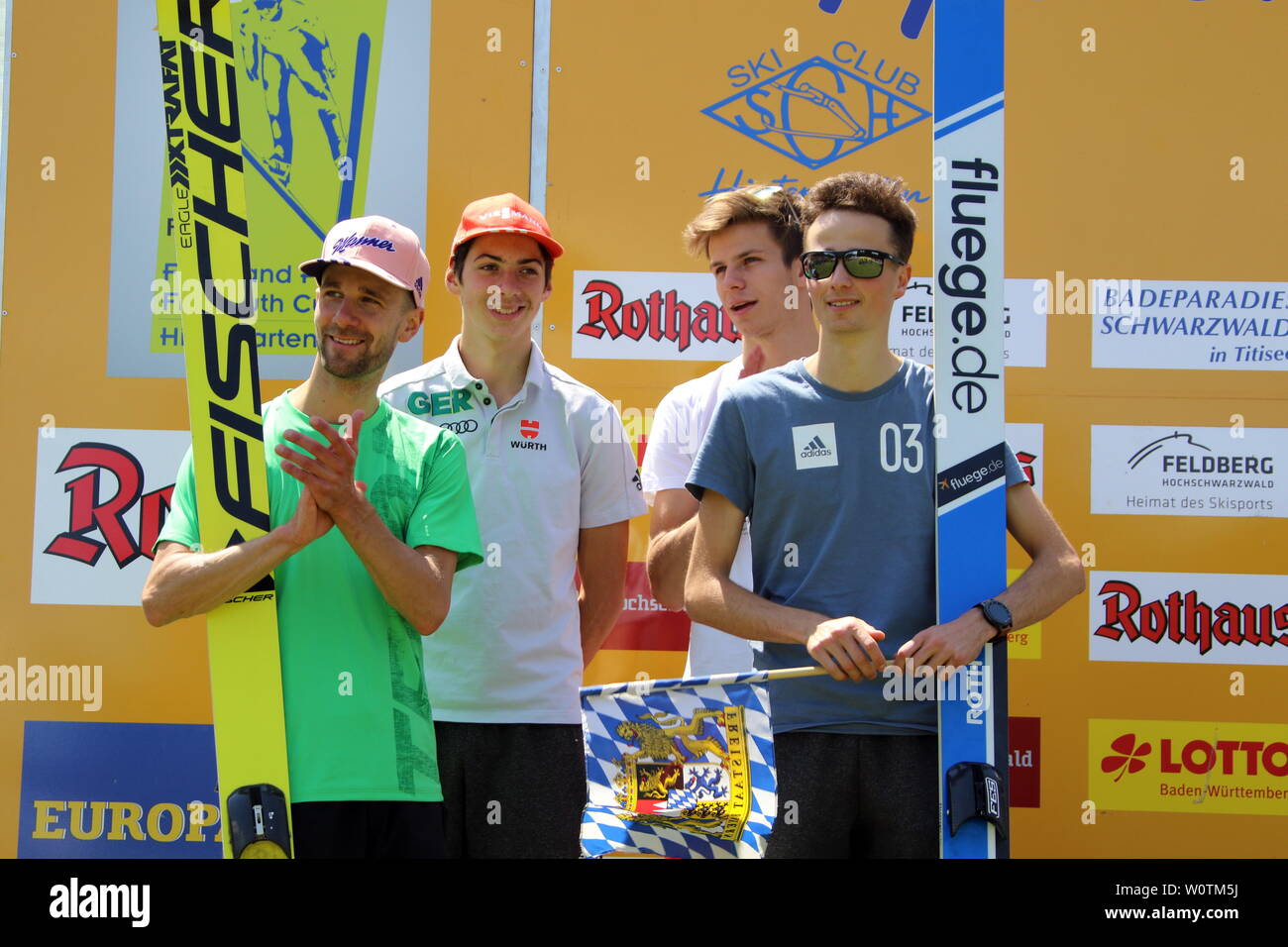 Das Team Bayern 1 mit Pio Paschke (WSV Kiefersfelden), Moritz Baer (SF Gmund Dürnbach), Constantin Schmid (WSV Oberaudorf) und Olympiasieger Andreas Wellinger (SC Ruhpolding) gewann Silber beim Teamwettkampf in Hinterzarten Foto Stock