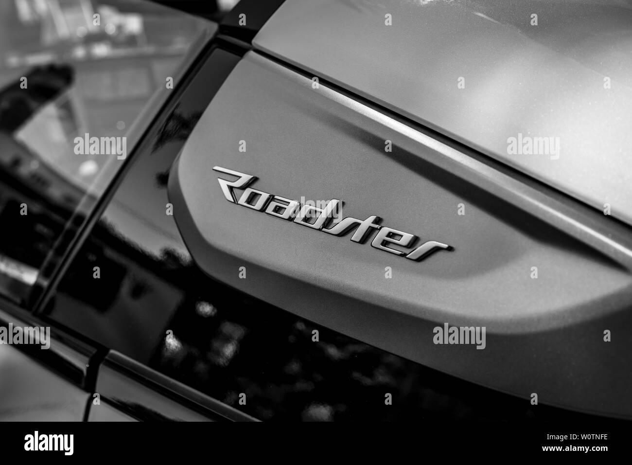 Berlino - Giugno 09, 2018: Showroom. Elemento decorativo di un ibrido plug-in auto sportive Bmw i8 Roadster. Close-up. In bianco e nero. Foto Stock