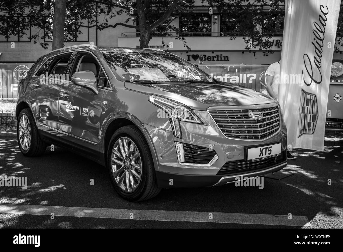 Berlino - Giugno 09, 2018: compatto lusso crossover SUV Cadillac XT5, 2018. In bianco e nero. Classic giorni Berlino 2018. Foto Stock