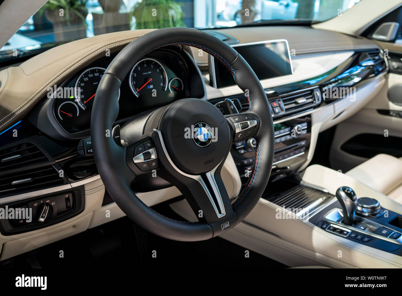 La BMW X6 cruscotto interno e del volante Foto stock - Alamy