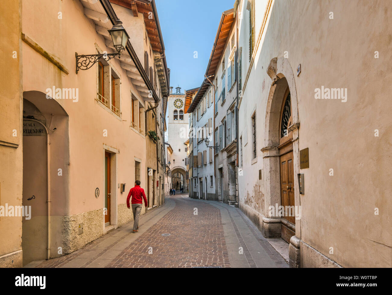 Via della Terra, Torre Civica in distanza, street nel centro storico di Rovereto, Trentino-Alto Adige, Italia Foto Stock