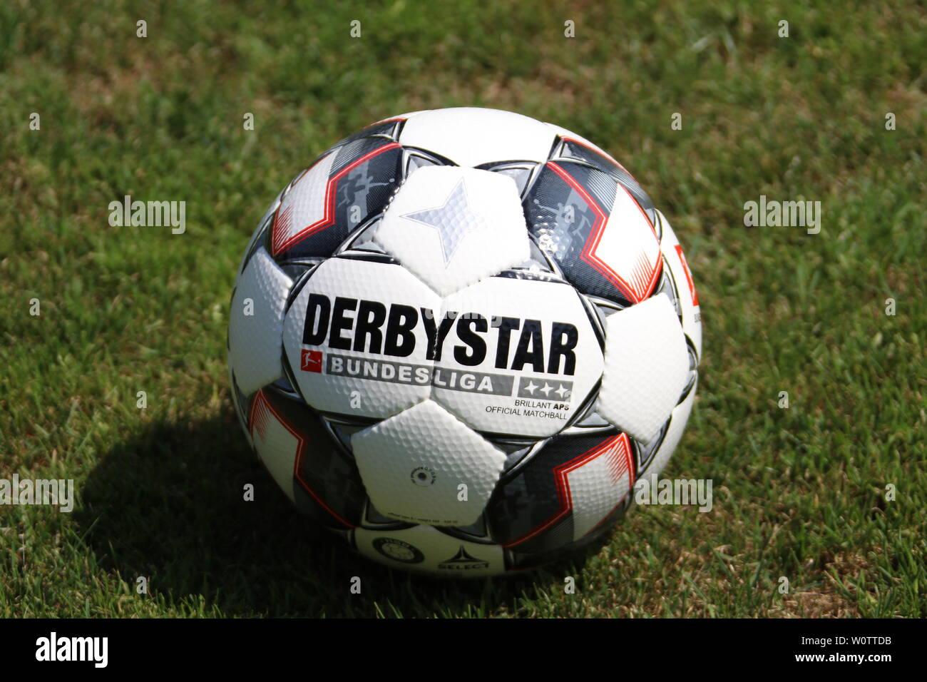 Derbystar - der Neue Spielball der Fussball-Bundesliga in der Saison 2018/19 Foto Stock