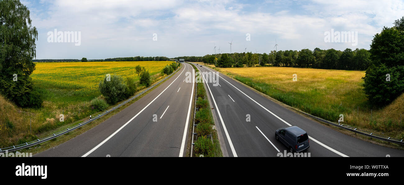 SENFTENBERG, Germania - Luglio 05, 2018: vista panoramica sulla Bundesautobahn 13 (autostrada federale) è un autobahn nella Germania orientale, collegano Berlino con Dresda. Foto Stock
