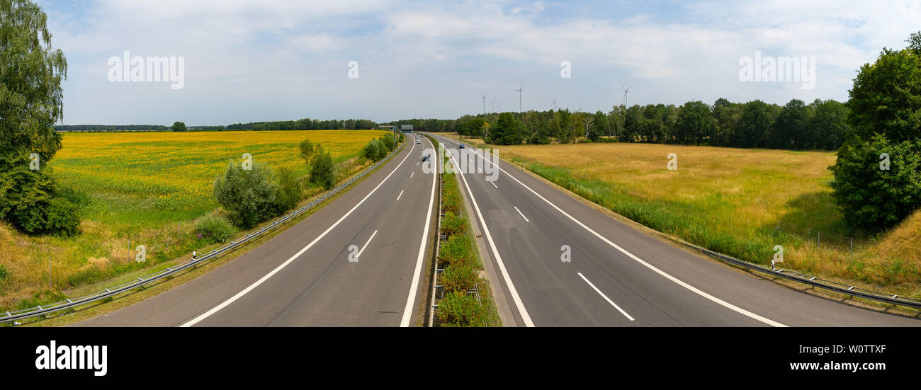 SENFTENBERG, Germania - Luglio 05, 2018: vista panoramica sulla Bundesautobahn 13 (autostrada federale) è un autobahn nella Germania orientale, collegano Berlino con Dresda. Foto Stock