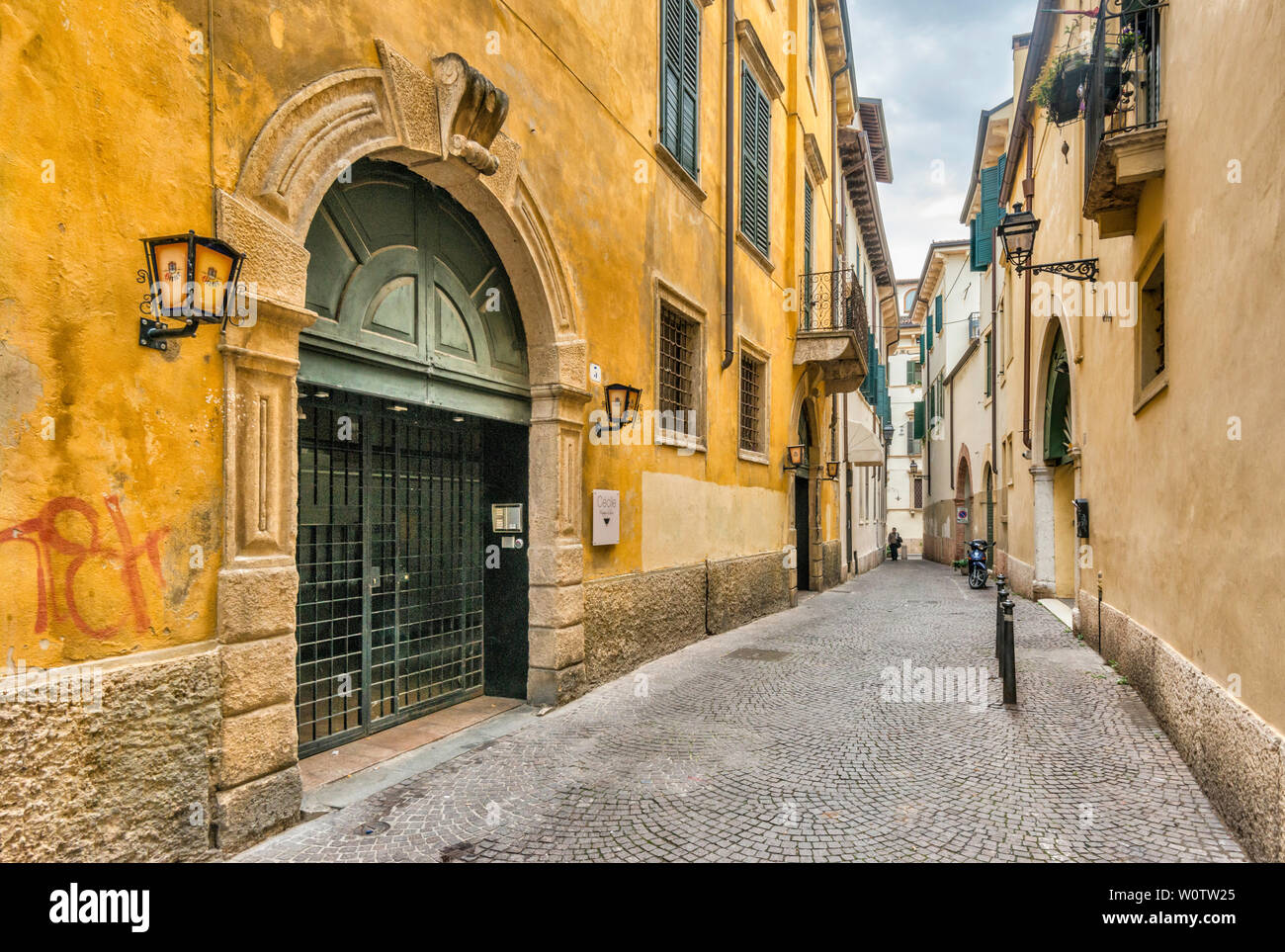 Vicolo Rensi, il passaggio nel centro storico di Verona, Veneto, Italia Foto Stock
