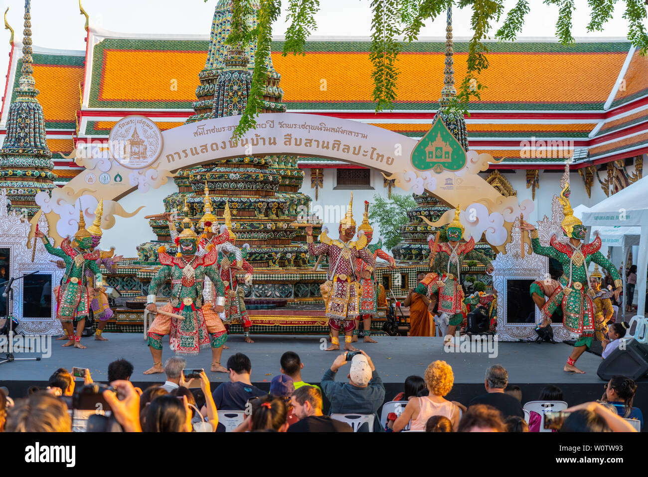 Bangkok, Tailandia - 03 Novembre 2018: prestazioni Khon, tailandese tradizionale Ramayana dramma mascherato arte per celebrare l'occasione di 230 anni di Wat Foto Stock
