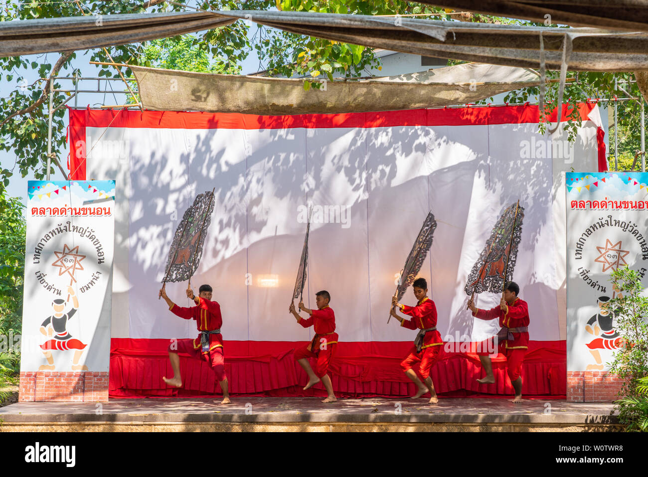 Ratchaburi, Tailandia - 04 Novembre 2018: NangYai gioco di ombre su Ramayana epico, tailandese tradizionale prestazioni giocando con incisa la vacca di pelle con d Foto Stock