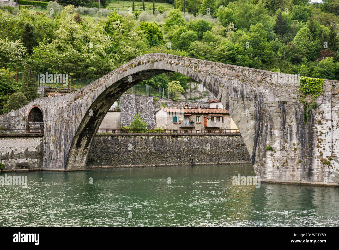 Ponte della Maddalena, Magdalena Bridge, XI secolo, medievale ponte che attraversa il fiume Serchio vicino al comune di Borgo a Mozzano, Toscana, Italia Foto Stock