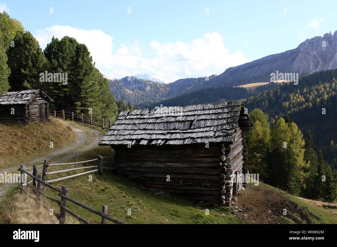 Wanderweg entlang einer alten Berghuette in Suedtirol /Alto Adige 2018 Foto Stock