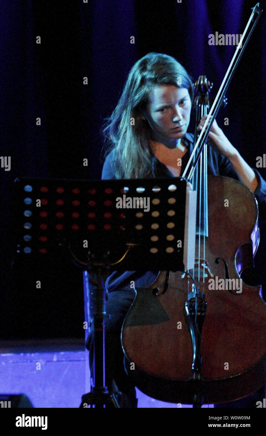 Il cantante Lucia Cadotsch dalla Svizzera è apparso in occasione del quarantaduesimo Leipzig Jazztage con i due musicisti britannici Kit Downes (organo Hammond) e Lucie Railton (violoncello) a UT Connewitz. Foto Stock