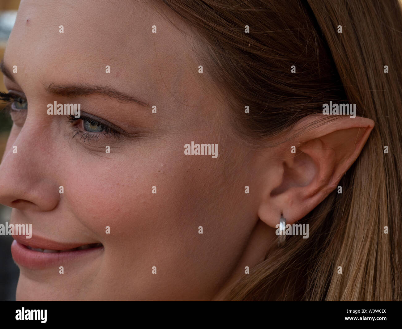 Il trucco per le orecchie di un modello a sua volta in un elfo Foto stock -  Alamy